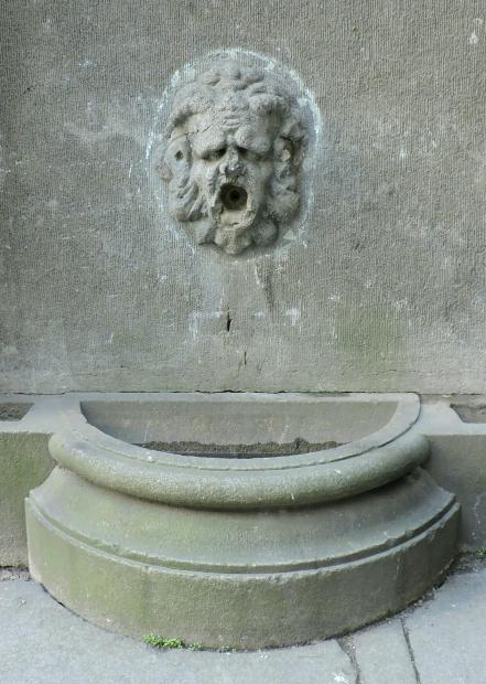 Настенные фонтаны дома на Кронверском