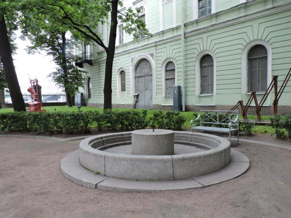 Фонтан во дворе сада Мраморного дворца.