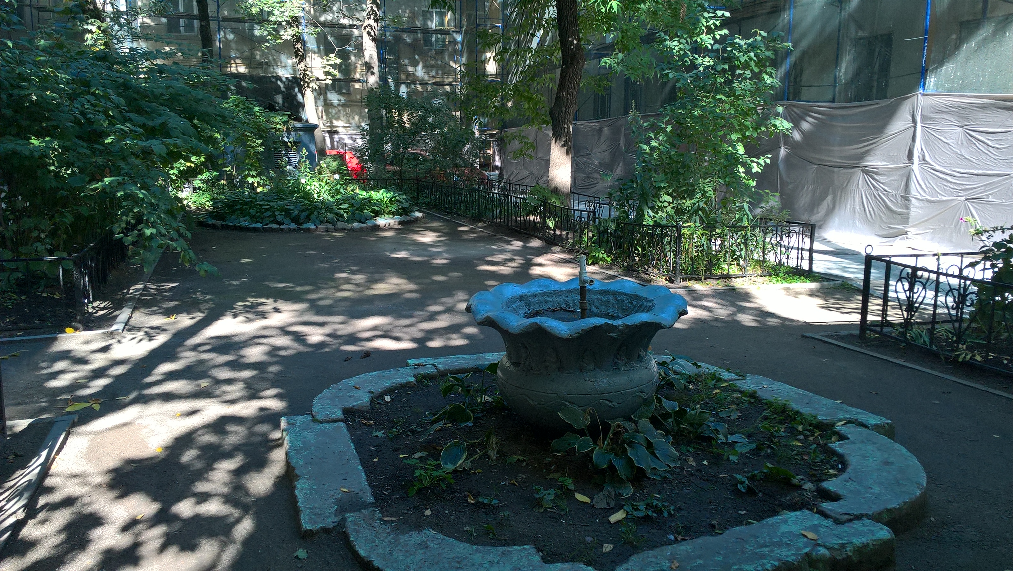 Фонтан во дворе на Шпалерной