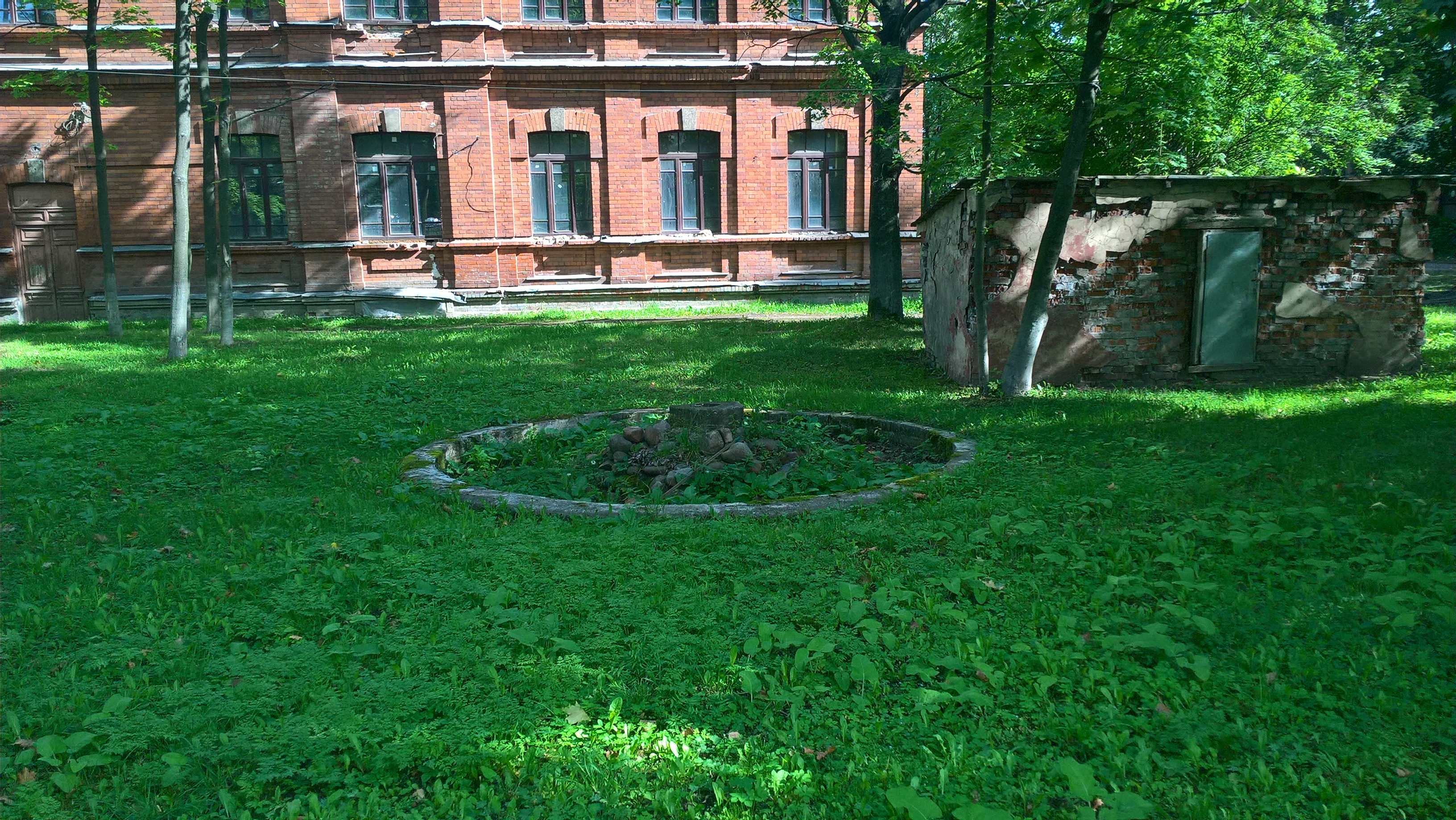 Фонтан перед военным госпиталем МВД