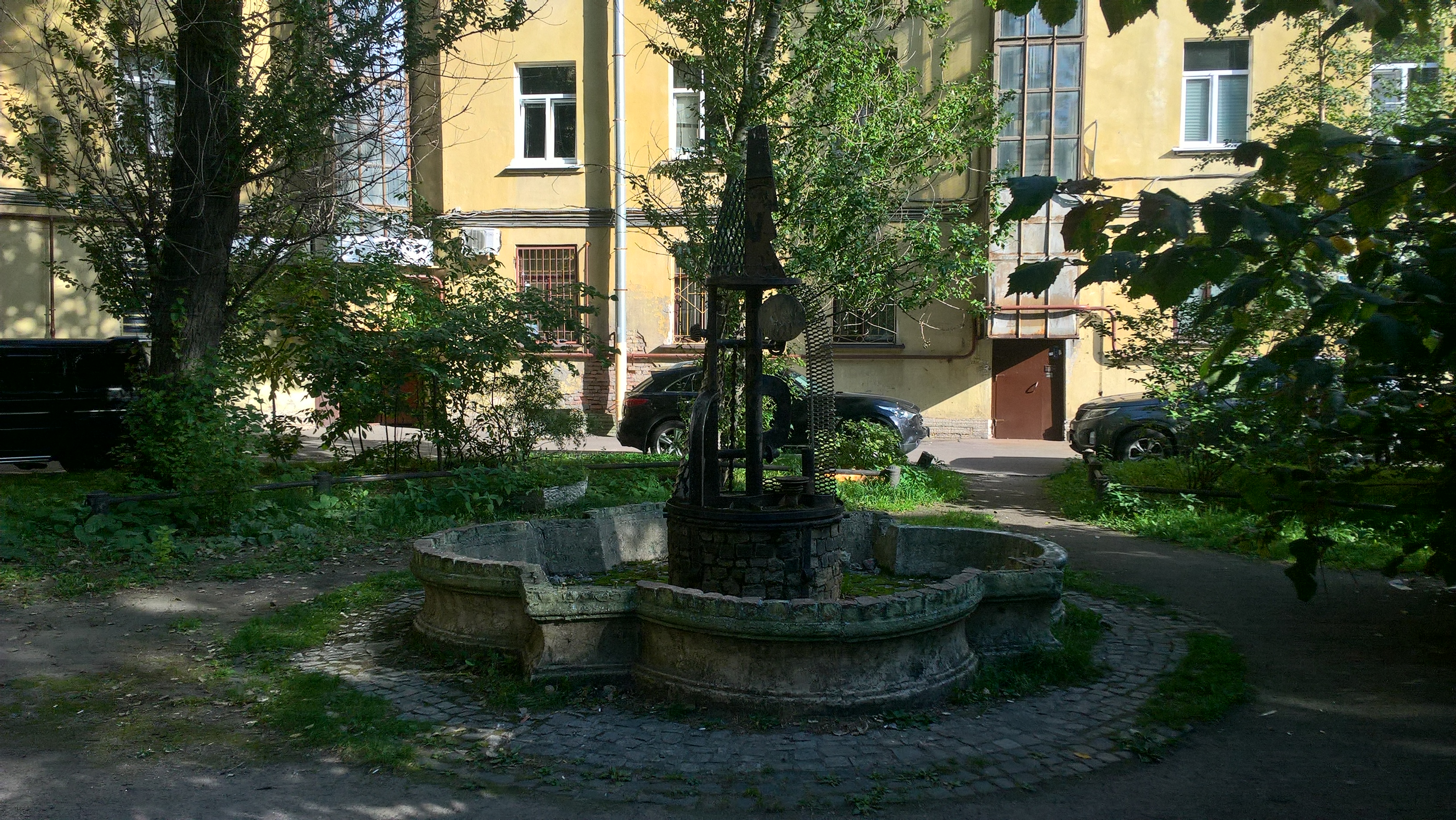 Фонтан во дворе на Тульской