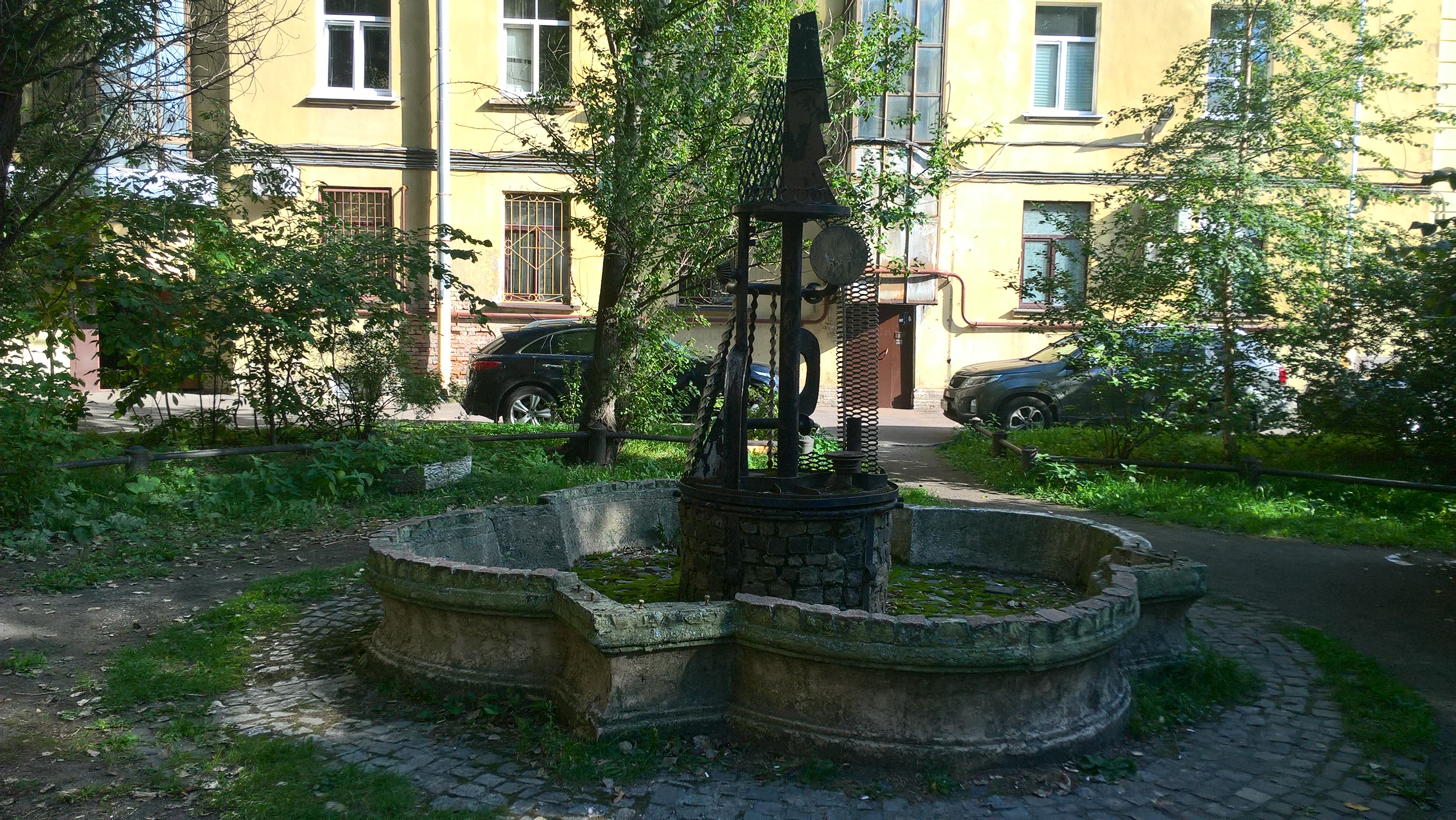 Фонтан во дворе на Тульской