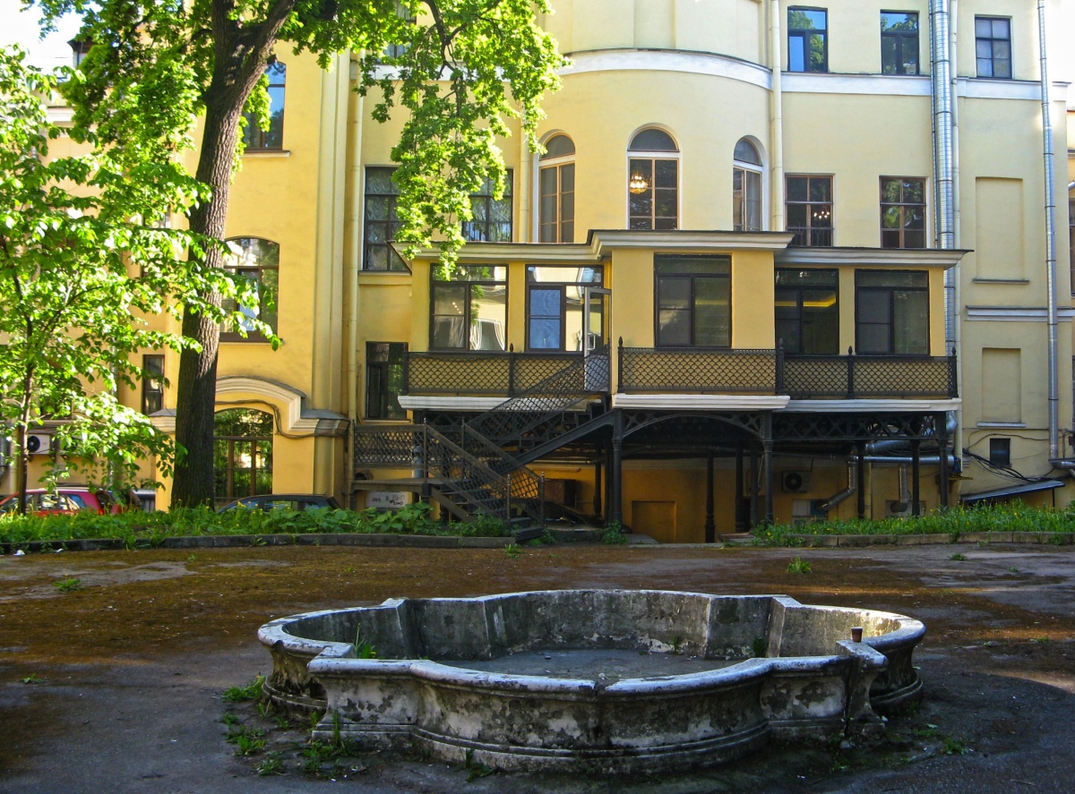 Фонтан во дворе на Невском Фонтан во дворе на Невском