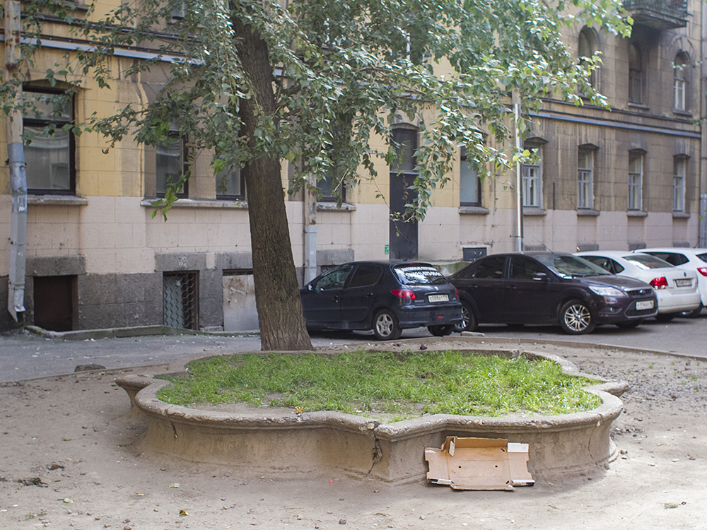 Фонтан во дворе дома Перцовых