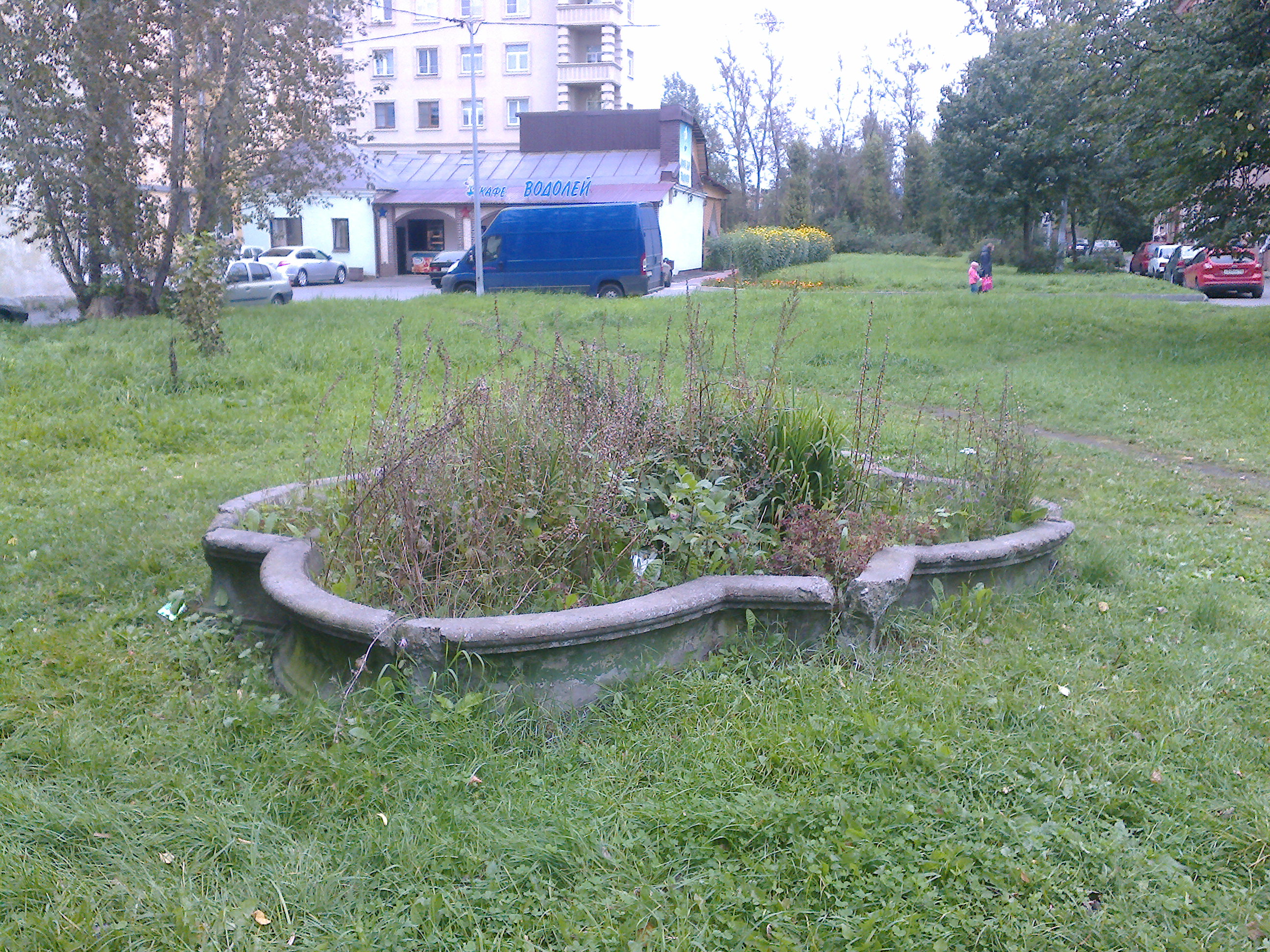 Фонтан во дворе на Ткачей (первый)