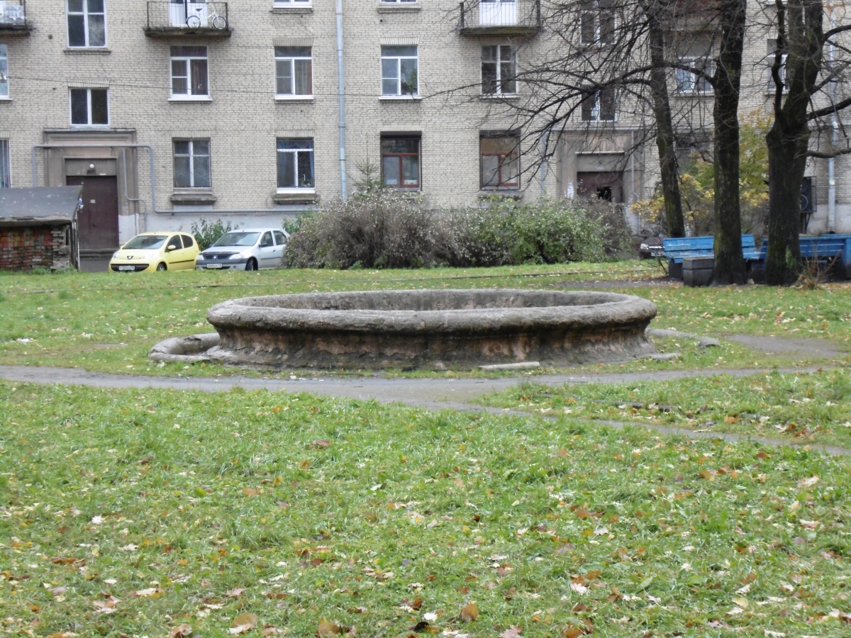 Фонтан во дворе на Ткачей (второй) Фонтан во дворе на Ткачей (второй)