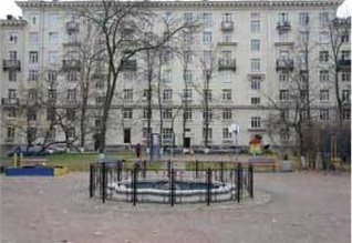 Фонтан во дворе дома на Решетникова