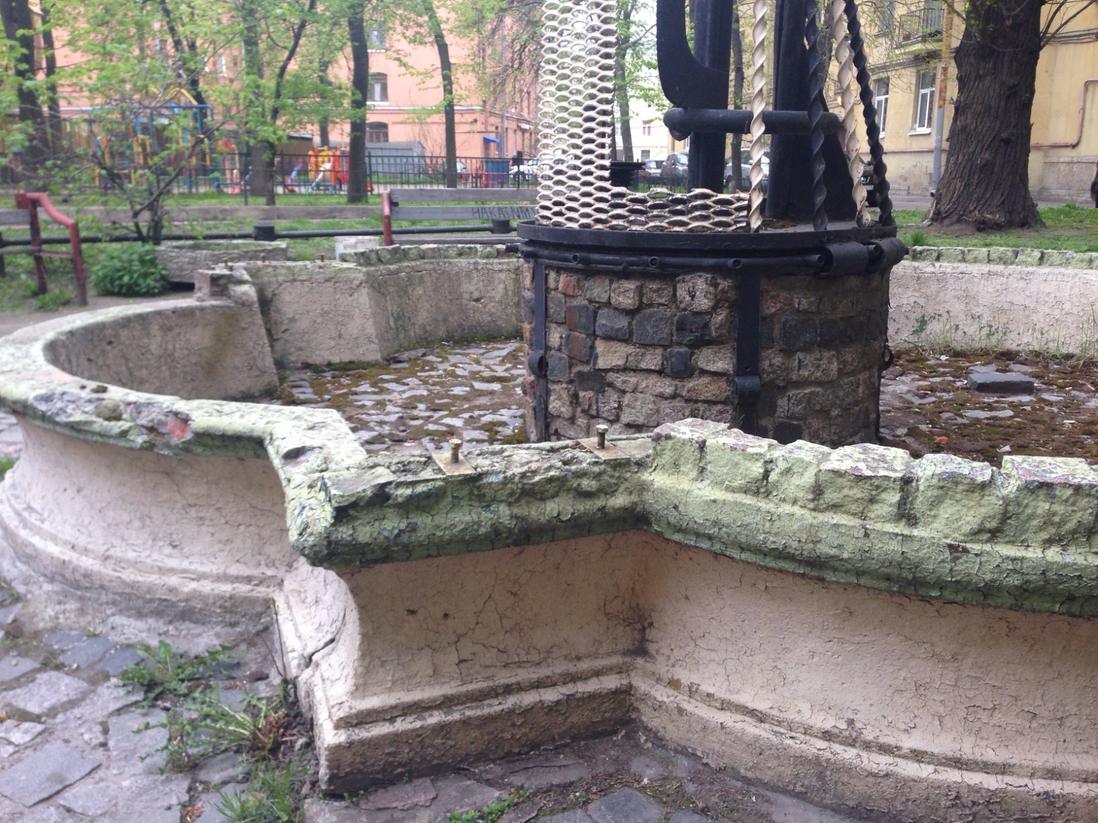 Фонтан во дворе на Тульской