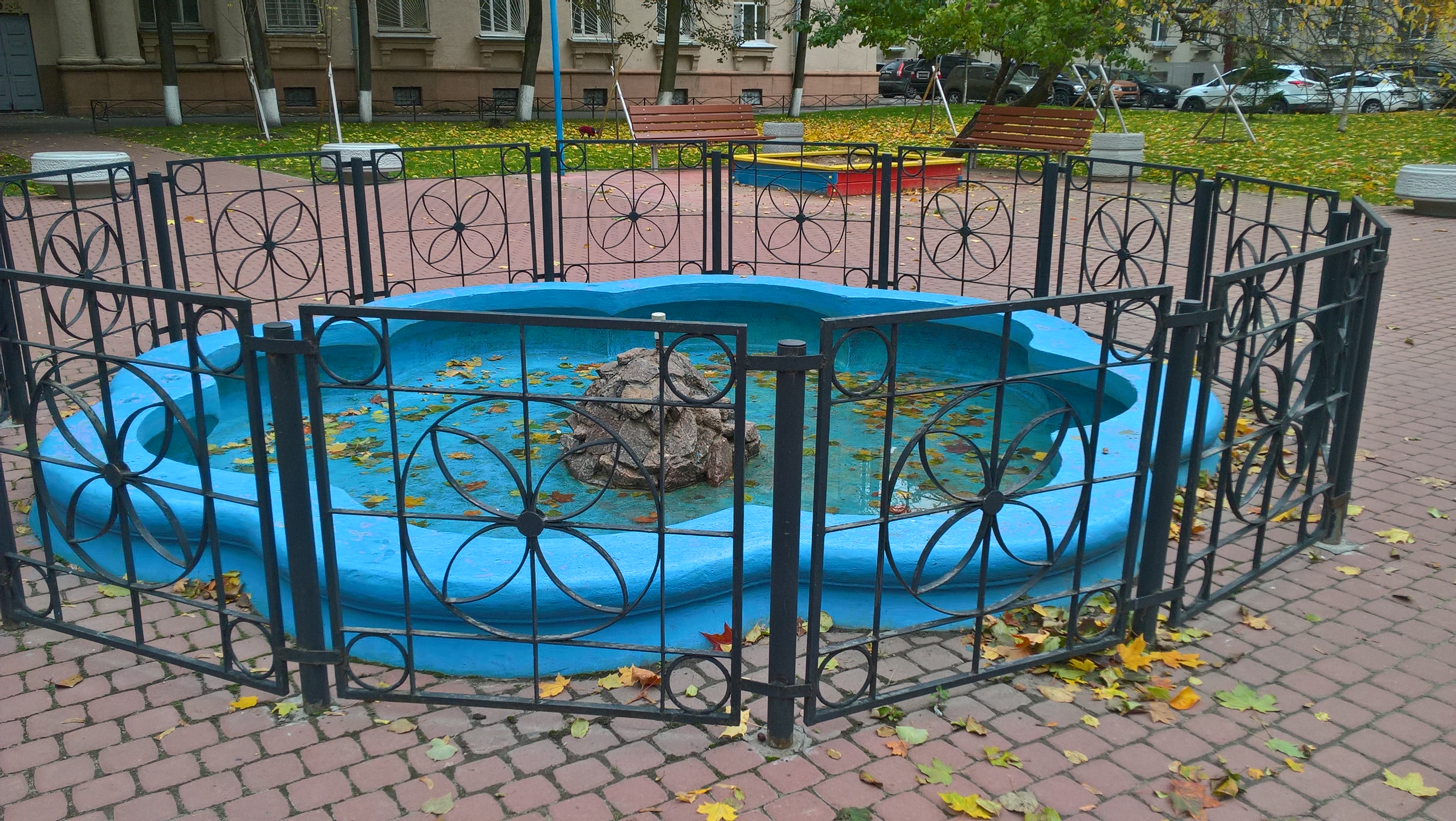 Фонтан во дворе дома на Решетникова