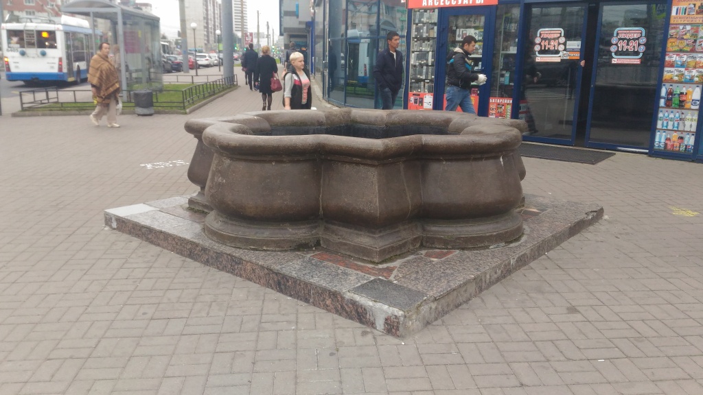 Фонтан у торгового центра "Лидер"