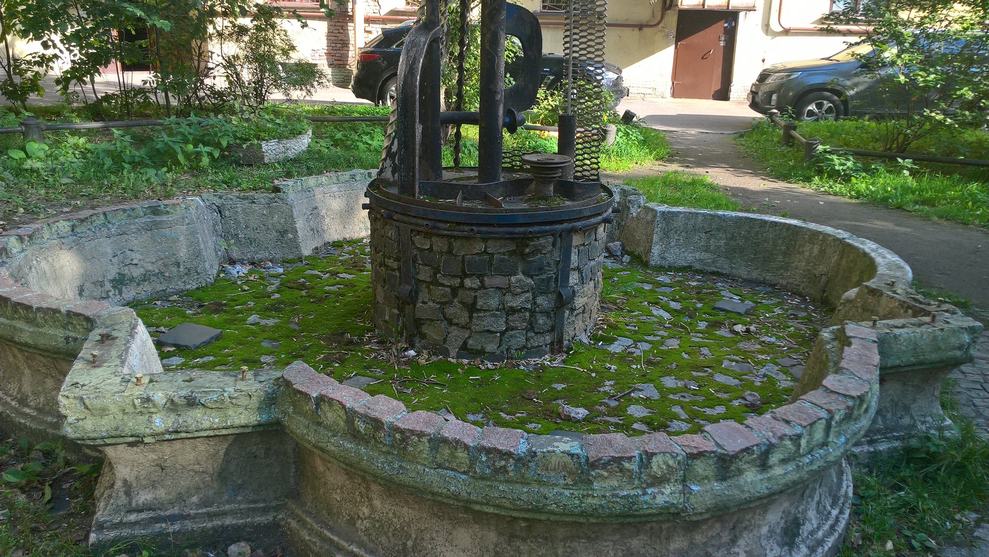 Фонтан во дворе на Тульской