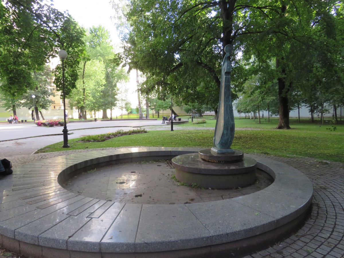 Фонтан "Скрипка-Женщина" сад А. Петрова Фонтан "Скрипка-Женщина" сад А. Петрова