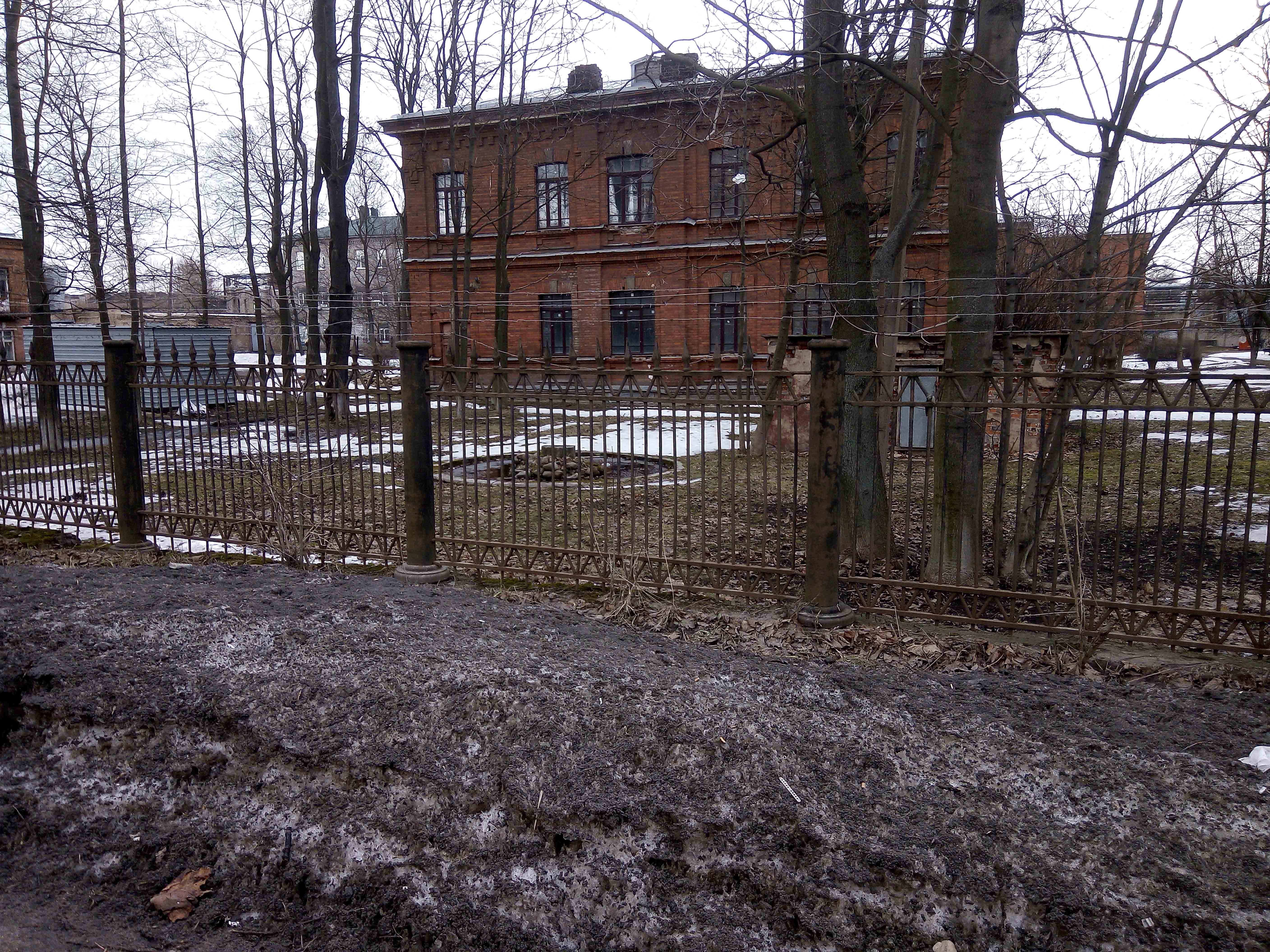 Фонтан перед военным госпиталем МВД