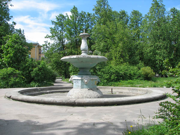 Главный фонтан перед ДК им. В.В. Маяковского