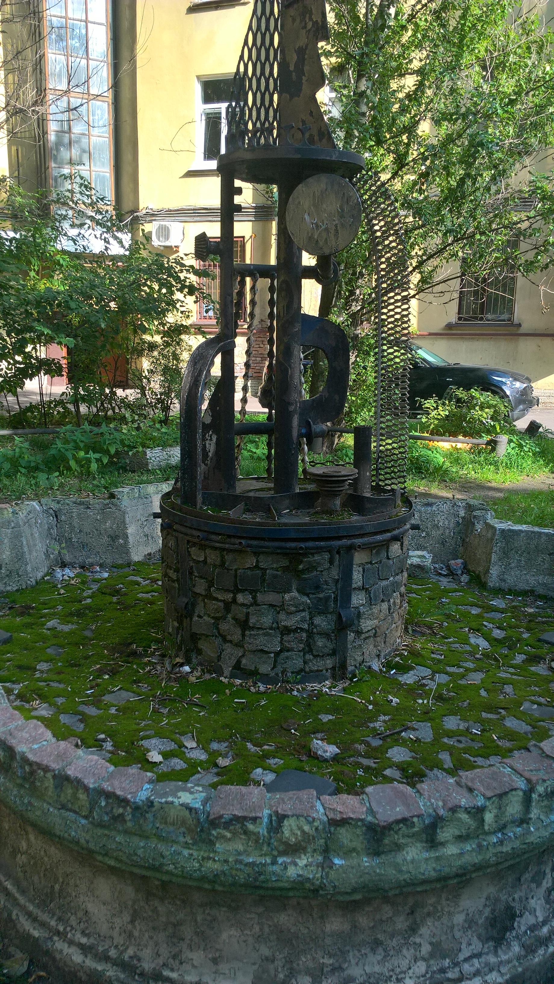 Фонтан во дворе на Тульской