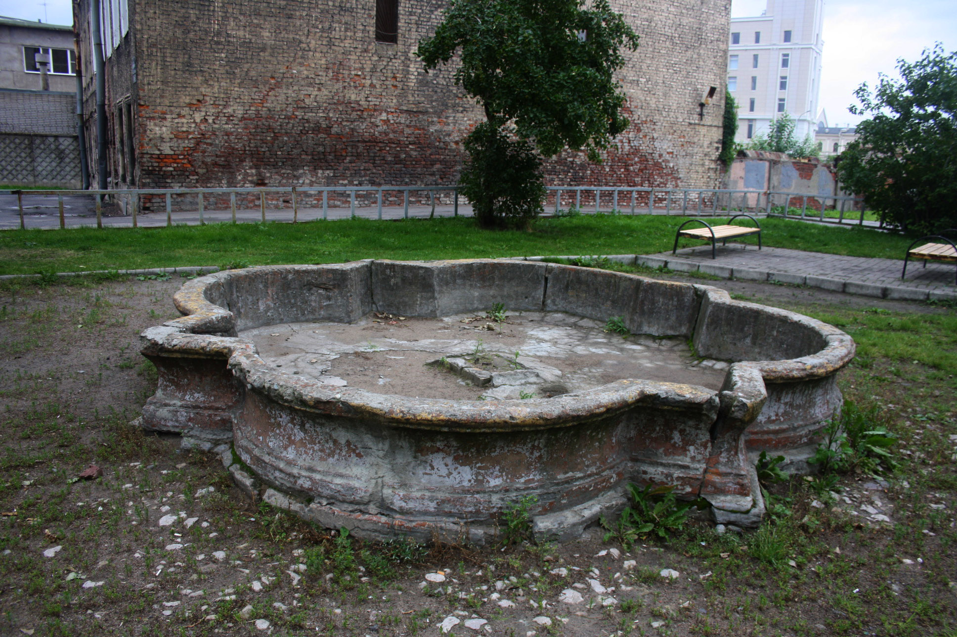 Фонтан во дворе на Шкапина