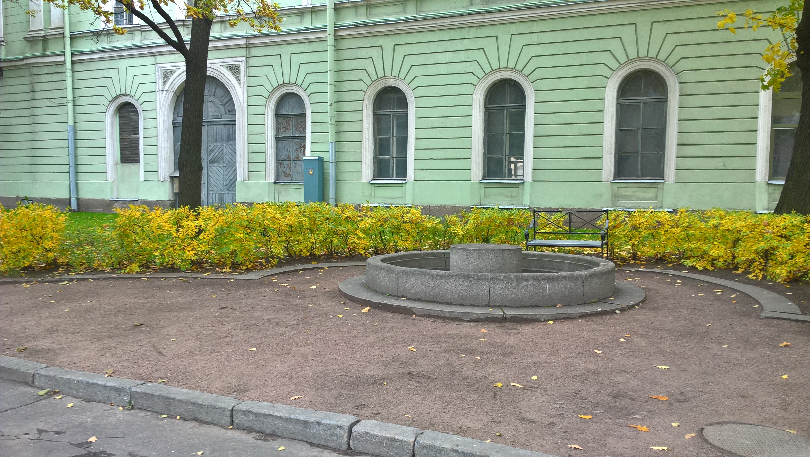 Фонтан во дворе сада Мраморного дворца.