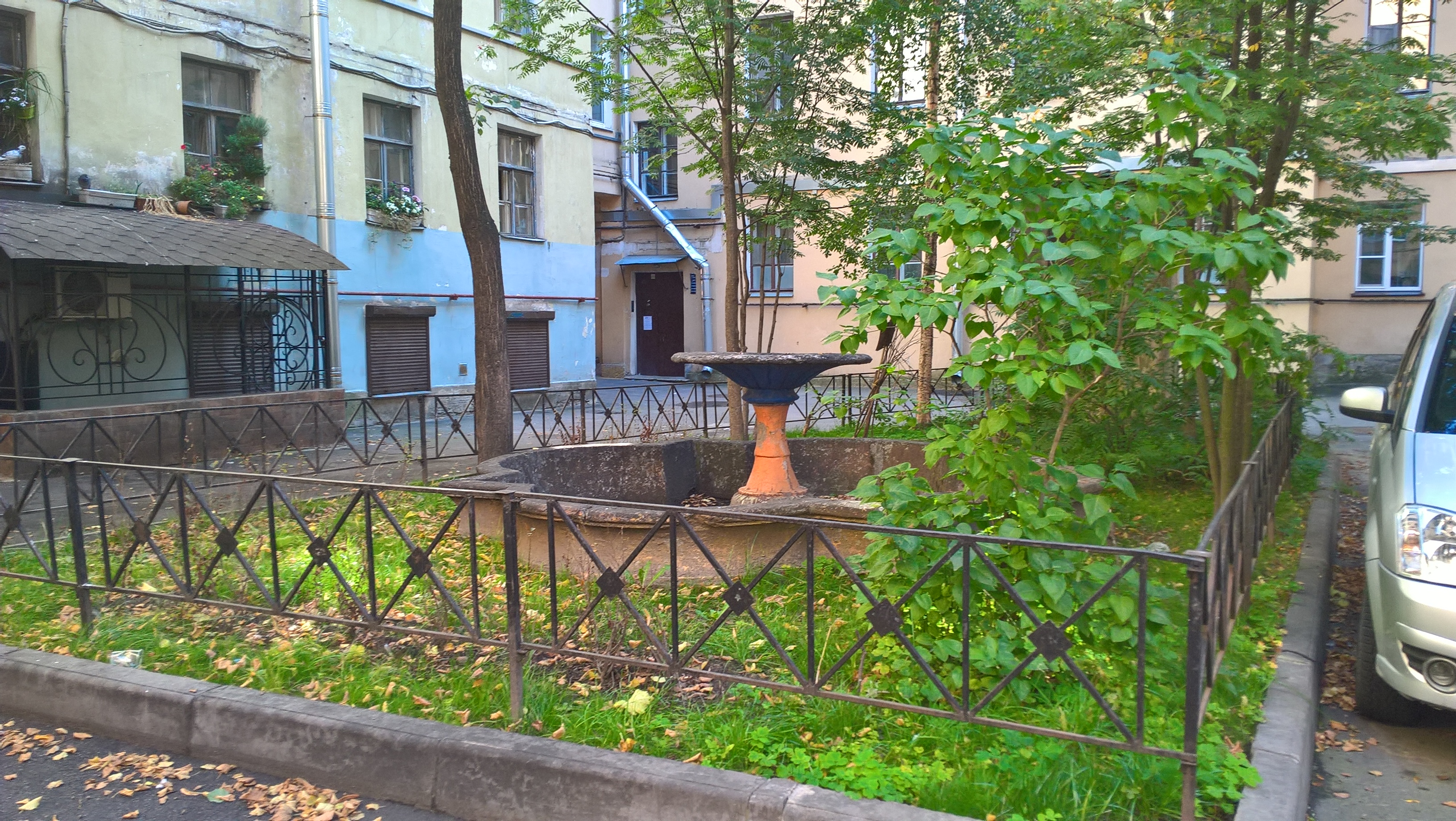 Фонтан во дворе дома церкви Рожд. Христова