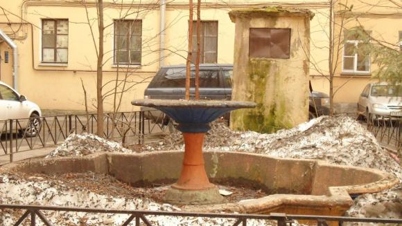 Фонтан во дворе дома церкви Рожд. Христова