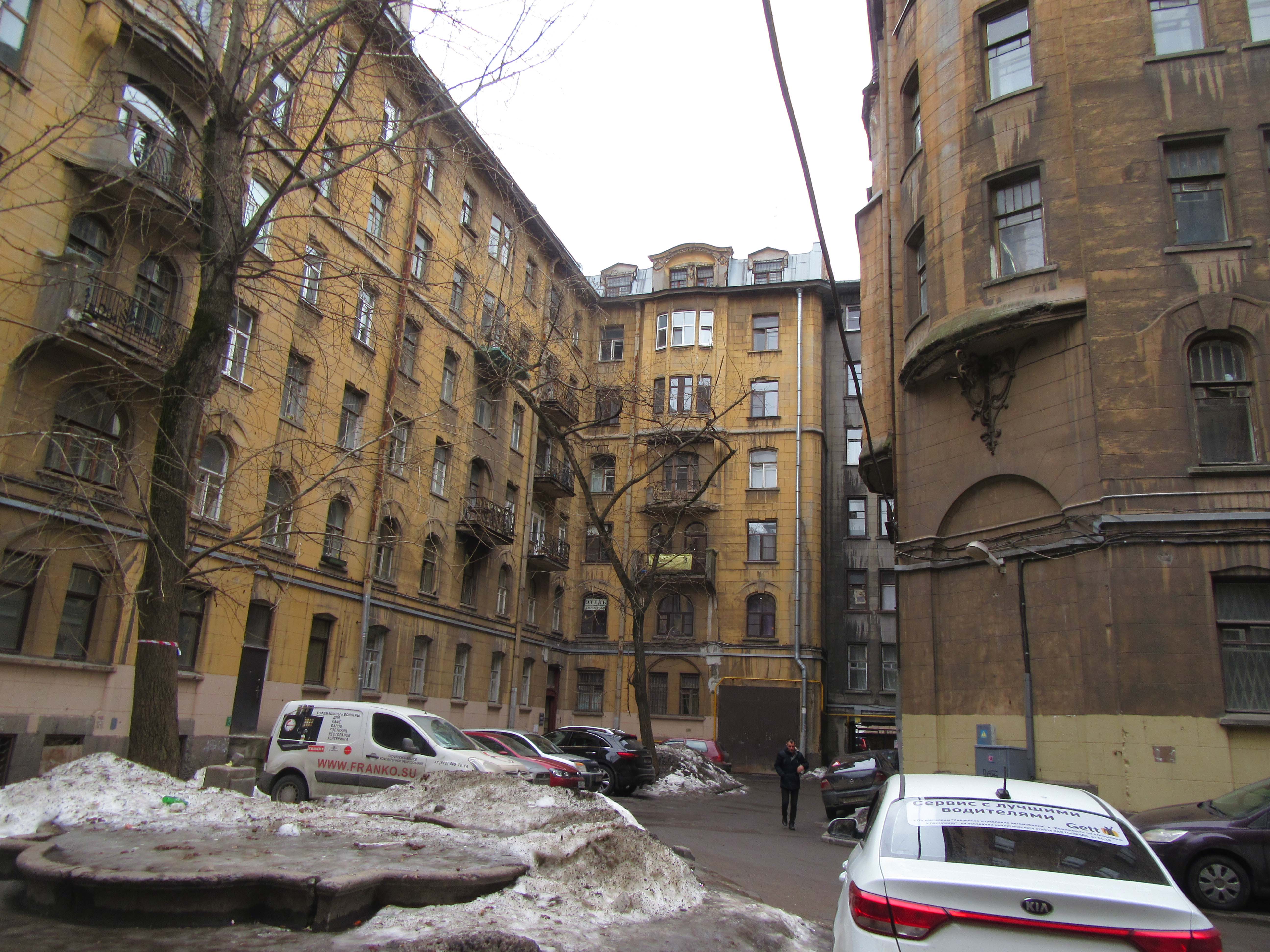 Фонтан во дворе дома Перцовых