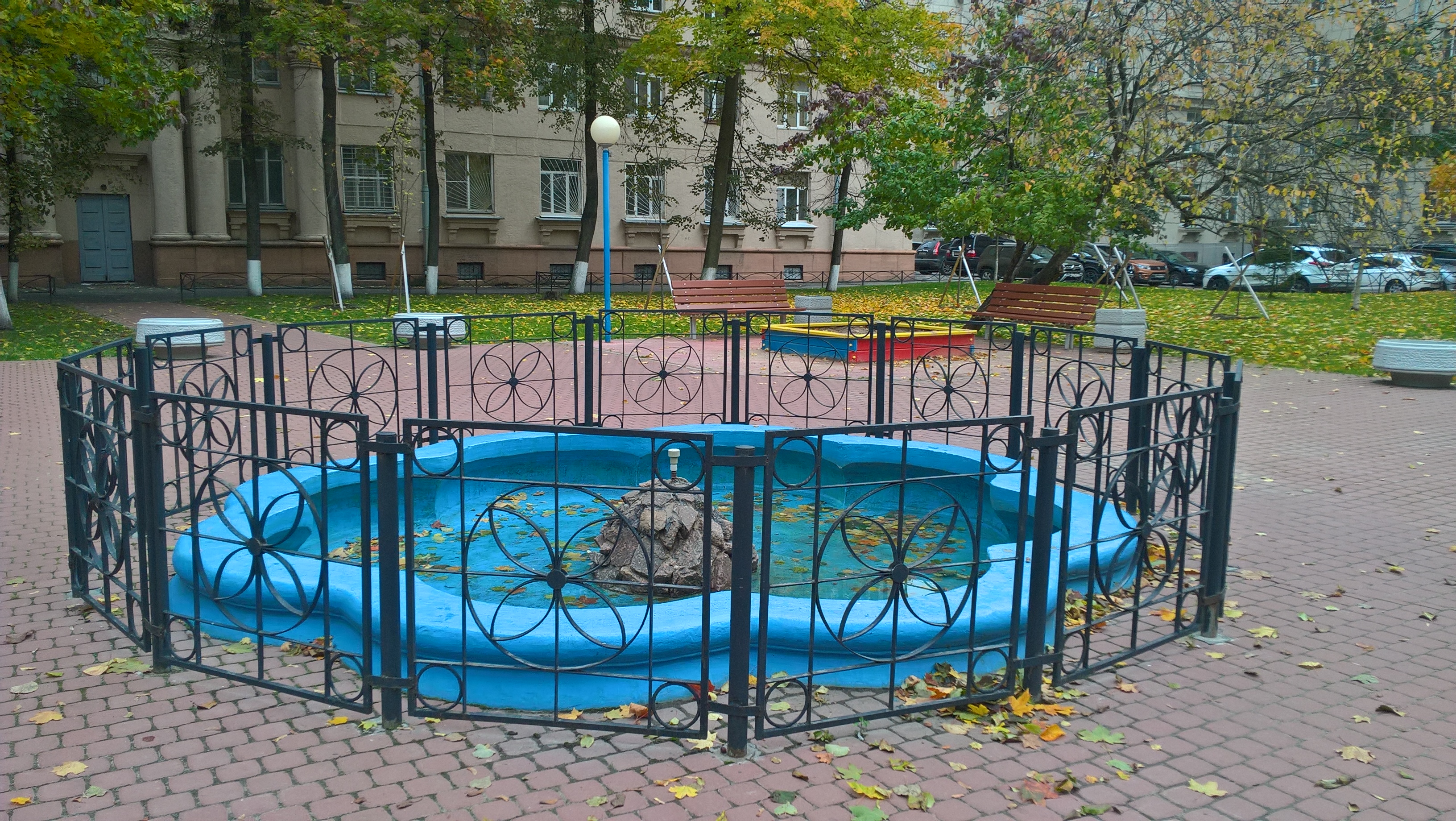 Фонтан во дворе дома на Решетникова