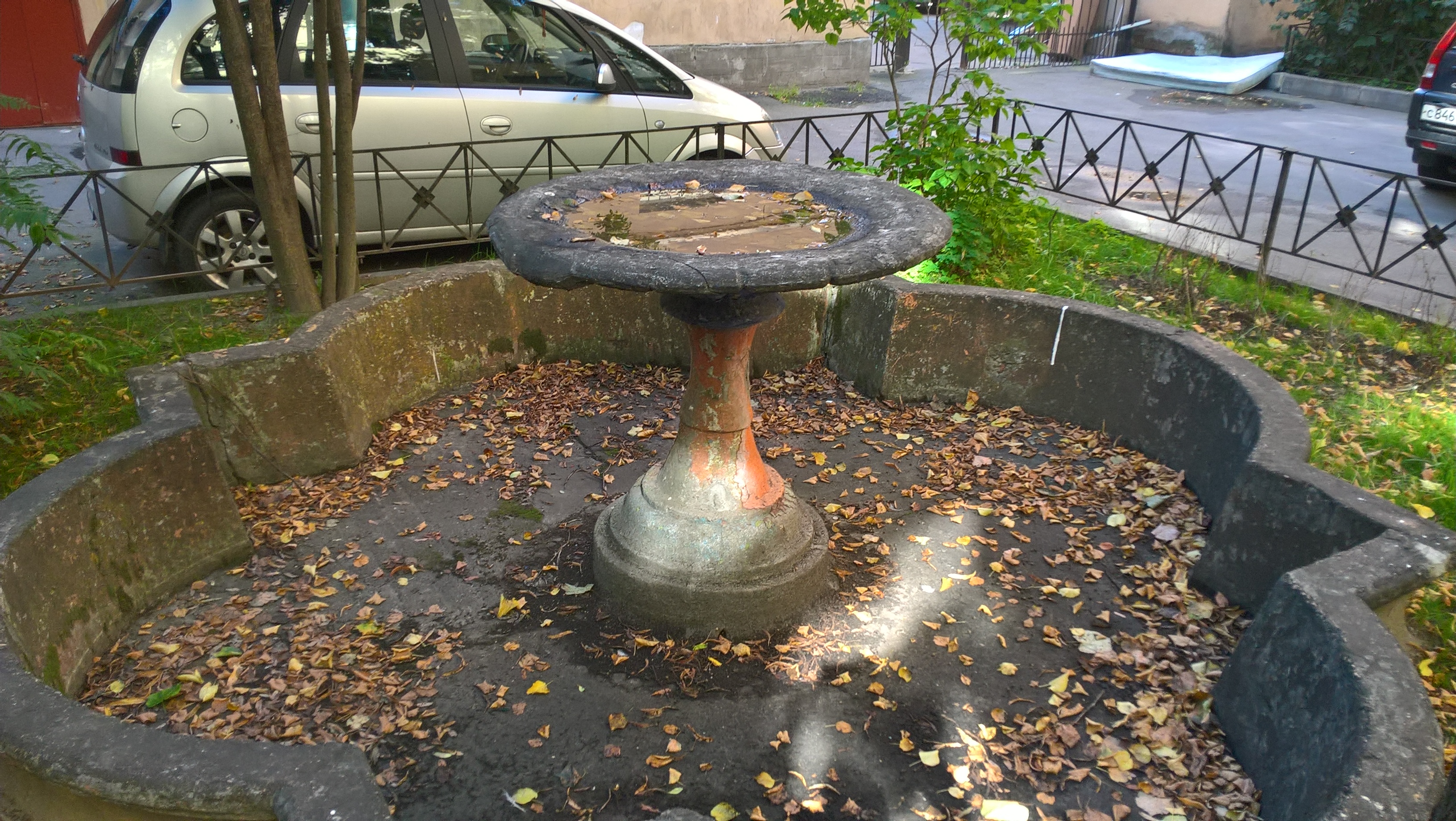 Фонтан во дворе дома церкви Рожд. Христова