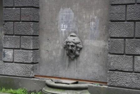 Настенные фонтаны дома на Кронверском