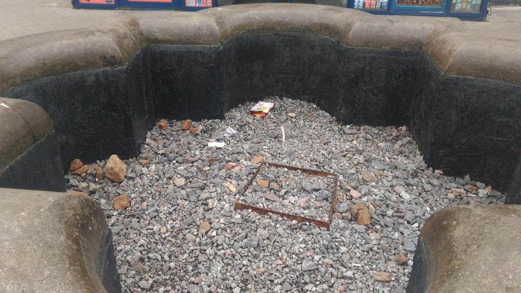 Фонтан у торгового центра "Лидер"