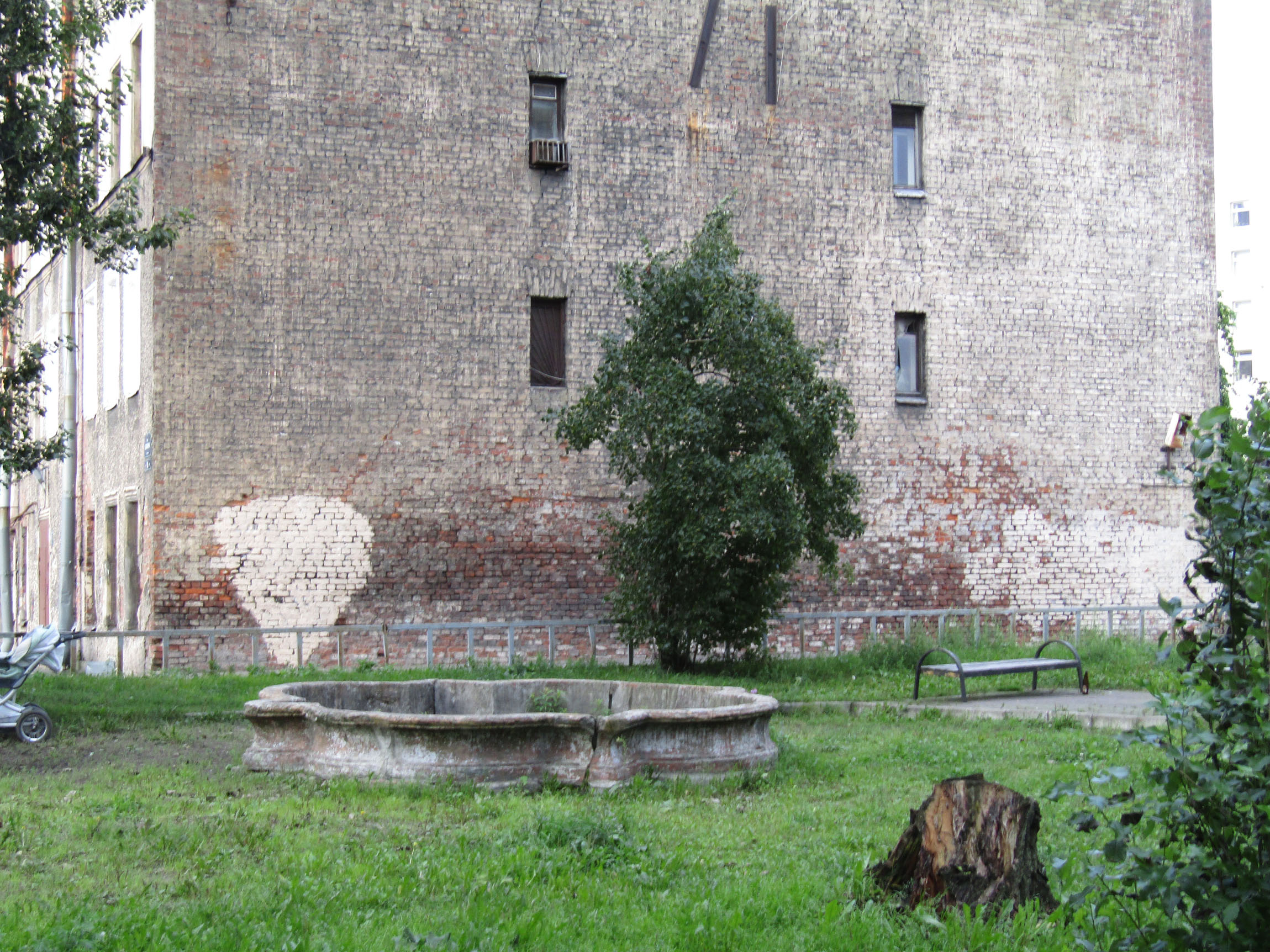 Фонтан во дворе на Шкапина