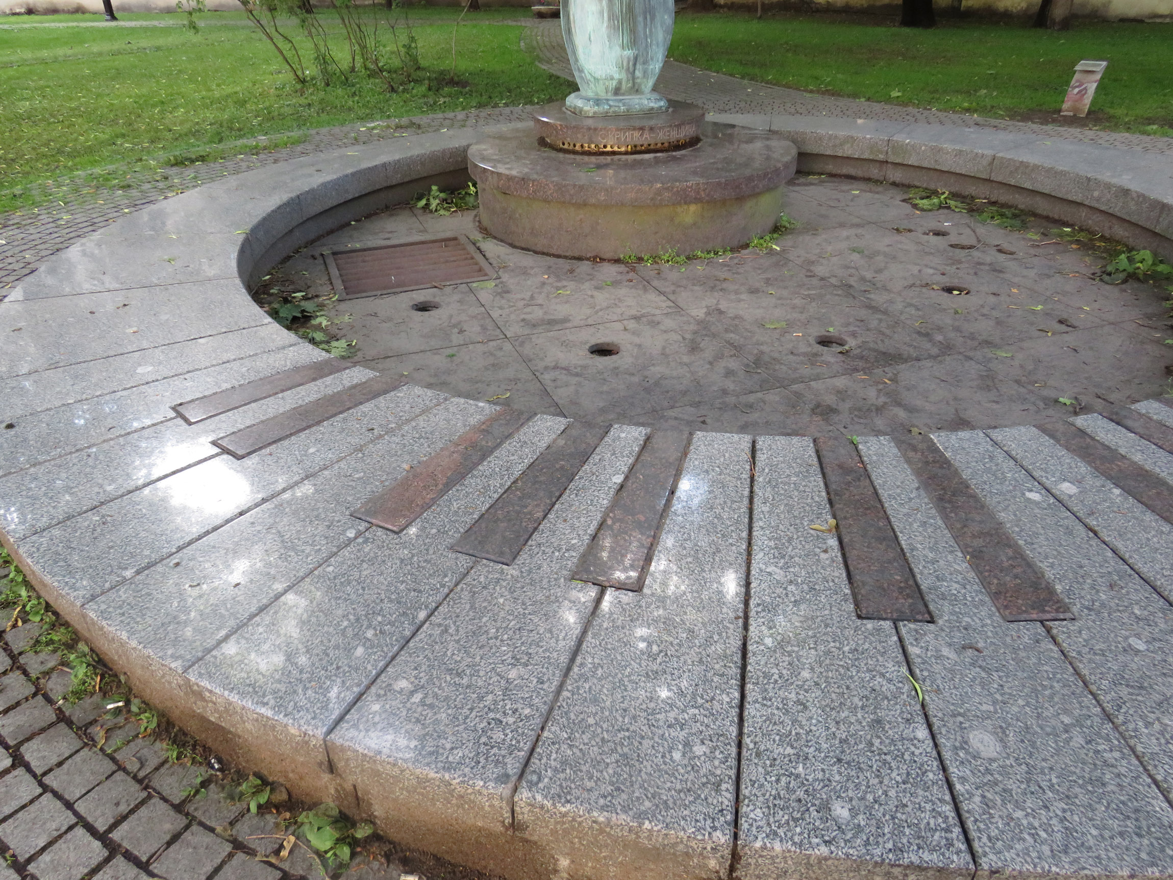 Фонтан "Скрипка-Женщина" сад А. Петрова
