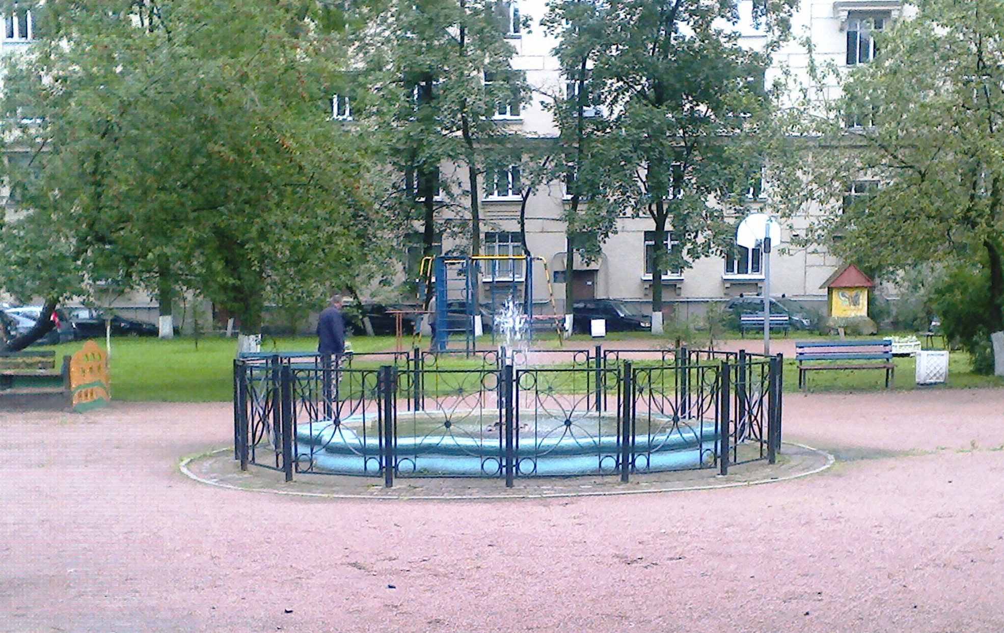 Фонтан во дворе дома на Решетникова