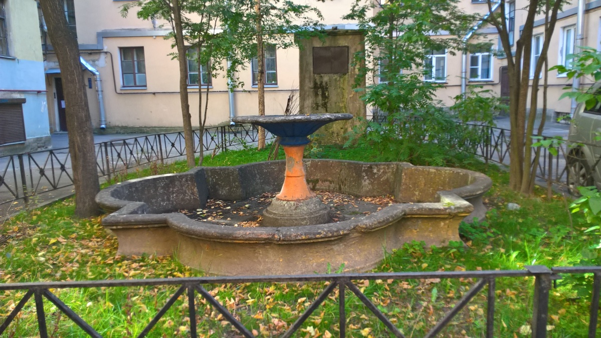 Фонтан во дворе дома церкви Рожд. Христова Фонтан во дворе дома церкви Рожд. Христова