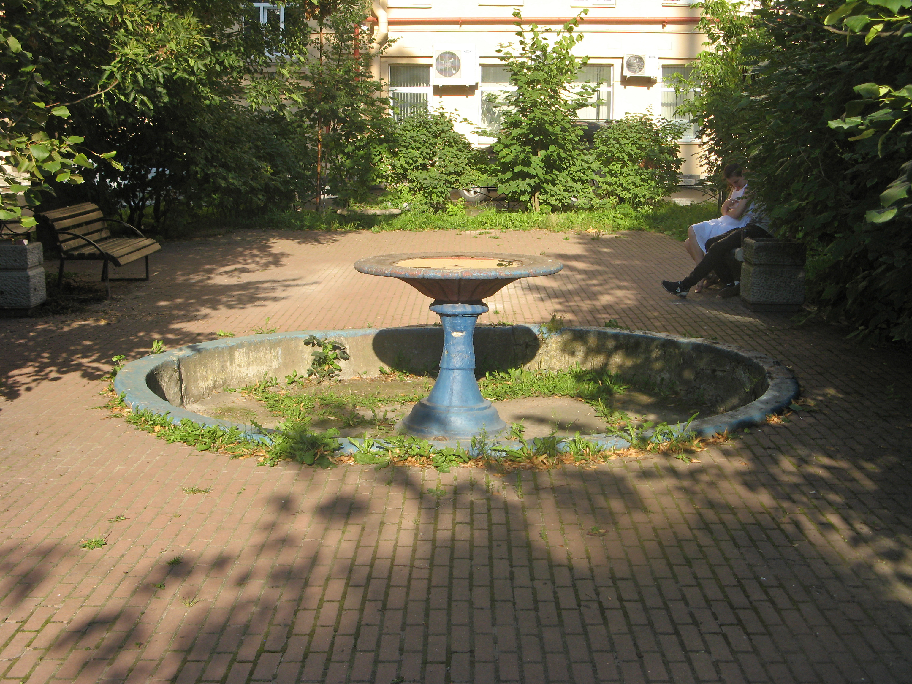 Фонтан во дворе на Московском