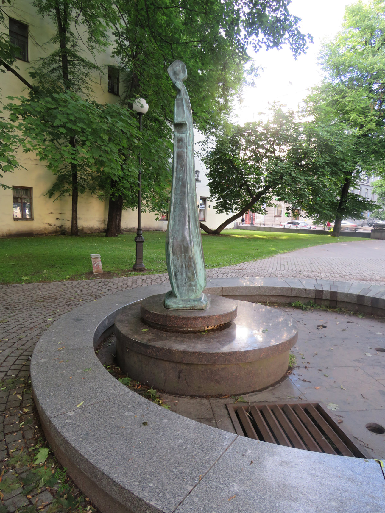 Фонтан "Скрипка-Женщина" сад А. Петрова