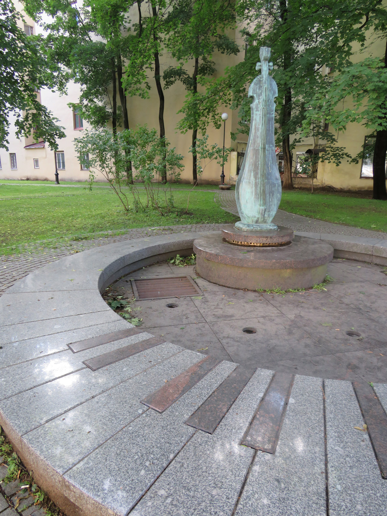 Фонтан "Скрипка-Женщина" сад А. Петрова