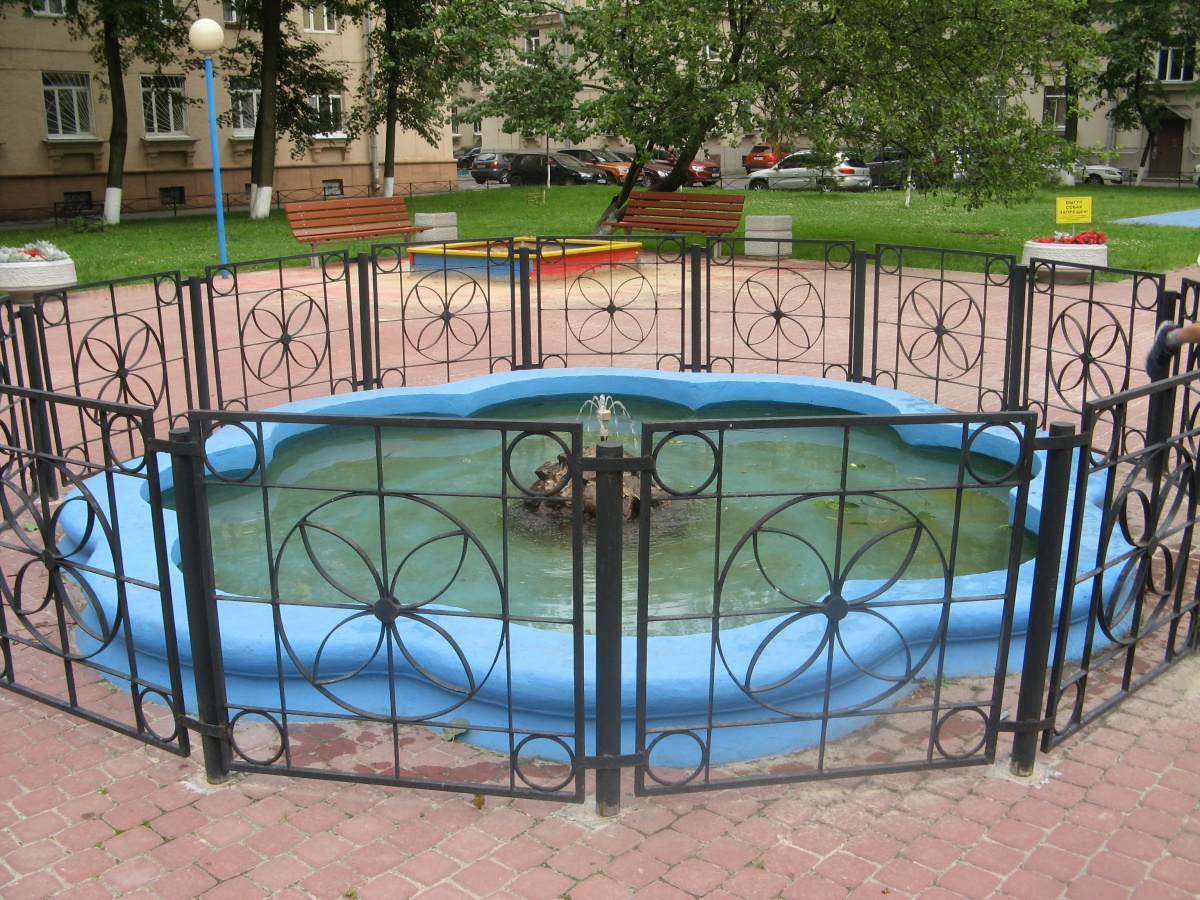 Фонтан во дворе дома на Решетникова Фонтан во дворе дома на Решетникова