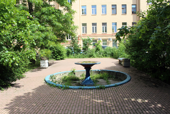 Фонтан во дворе на Московском