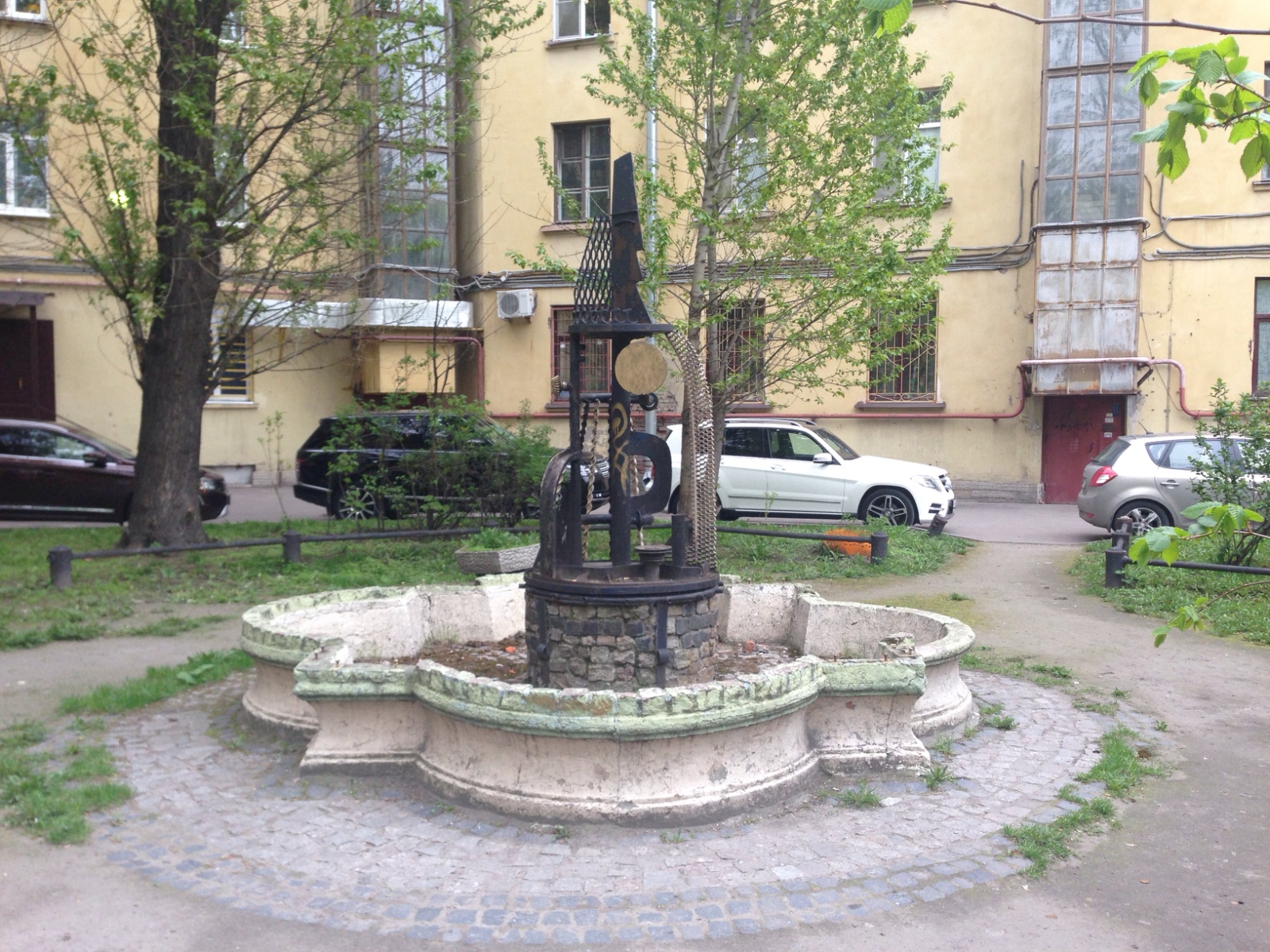 Фонтан во дворе на Тульской