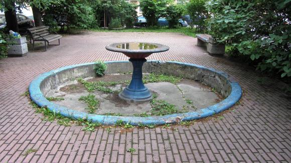 Фонтан во дворе на Московском