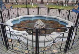 Фонтан во дворе дома на Решетникова