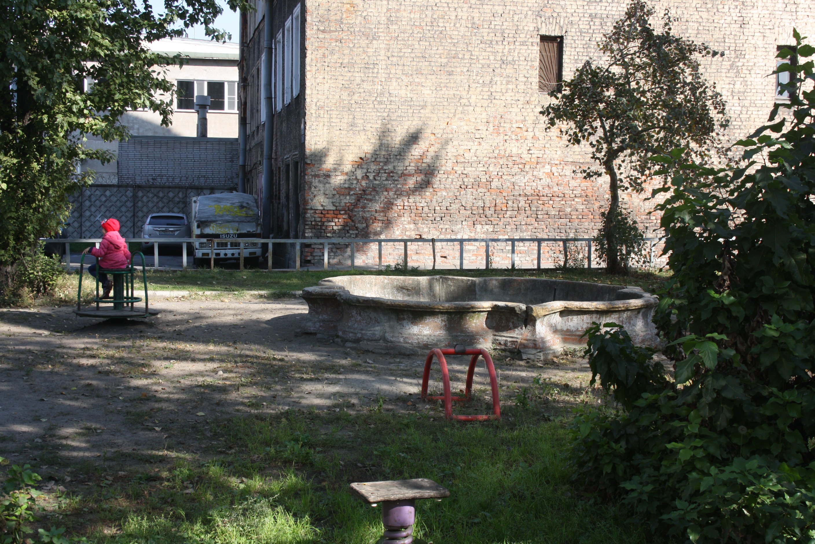 Фонтан во дворе на Шкапина