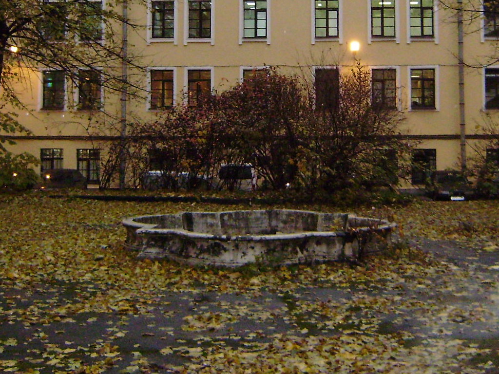 Фонтан во дворе на Невском