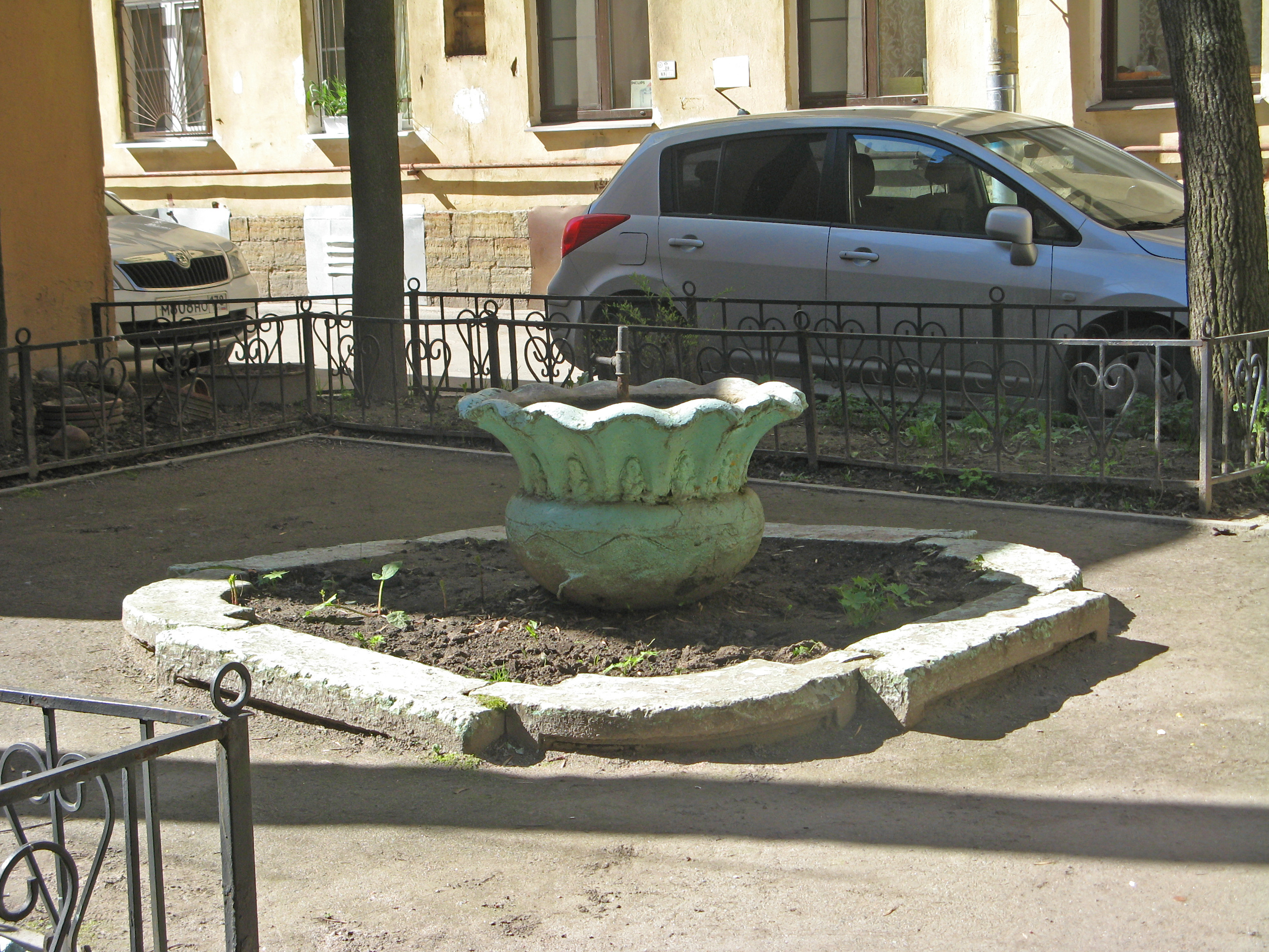 Фонтан во дворе на Шпалерной