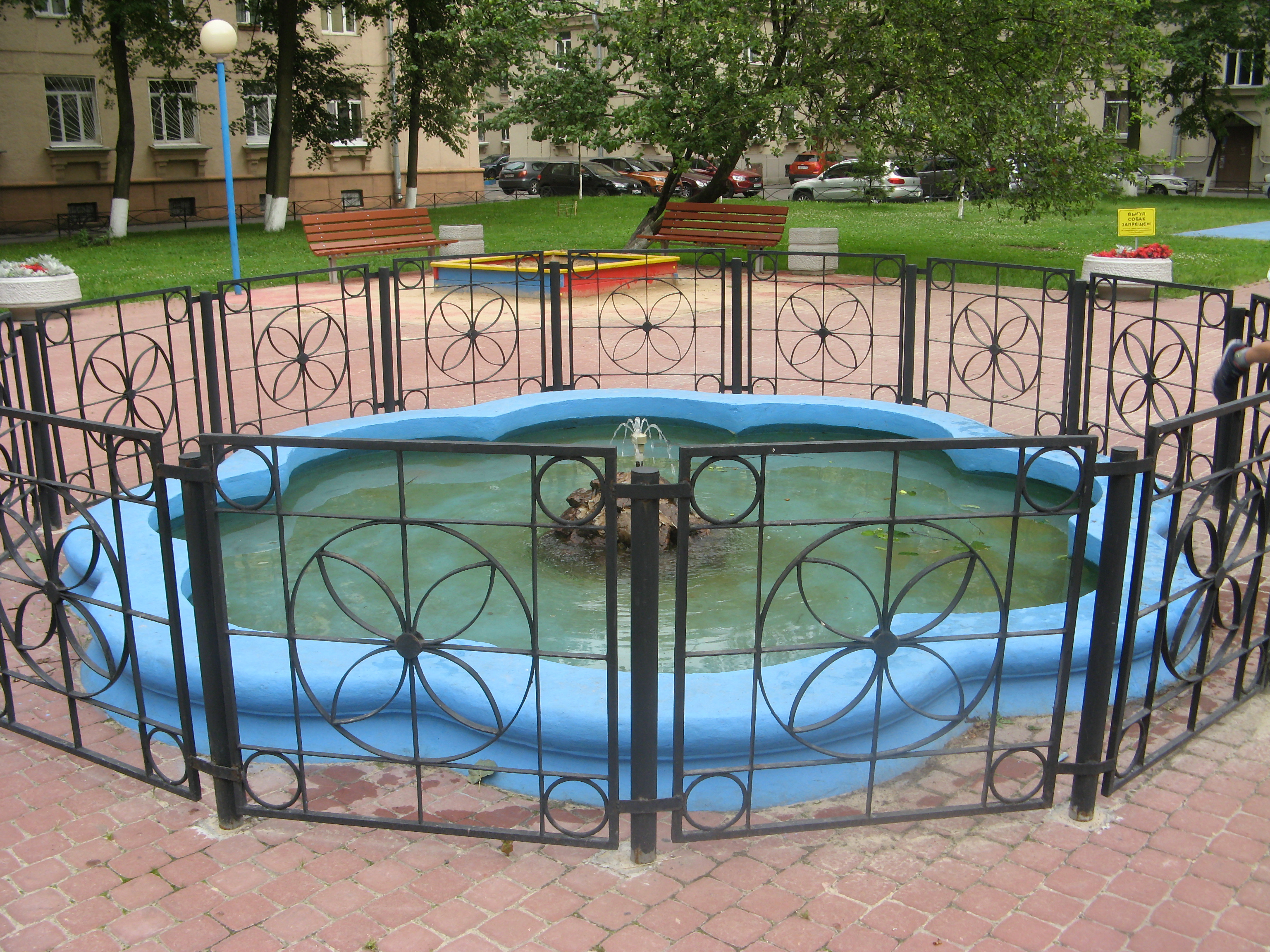 Фонтан во дворе дома на Решетникова