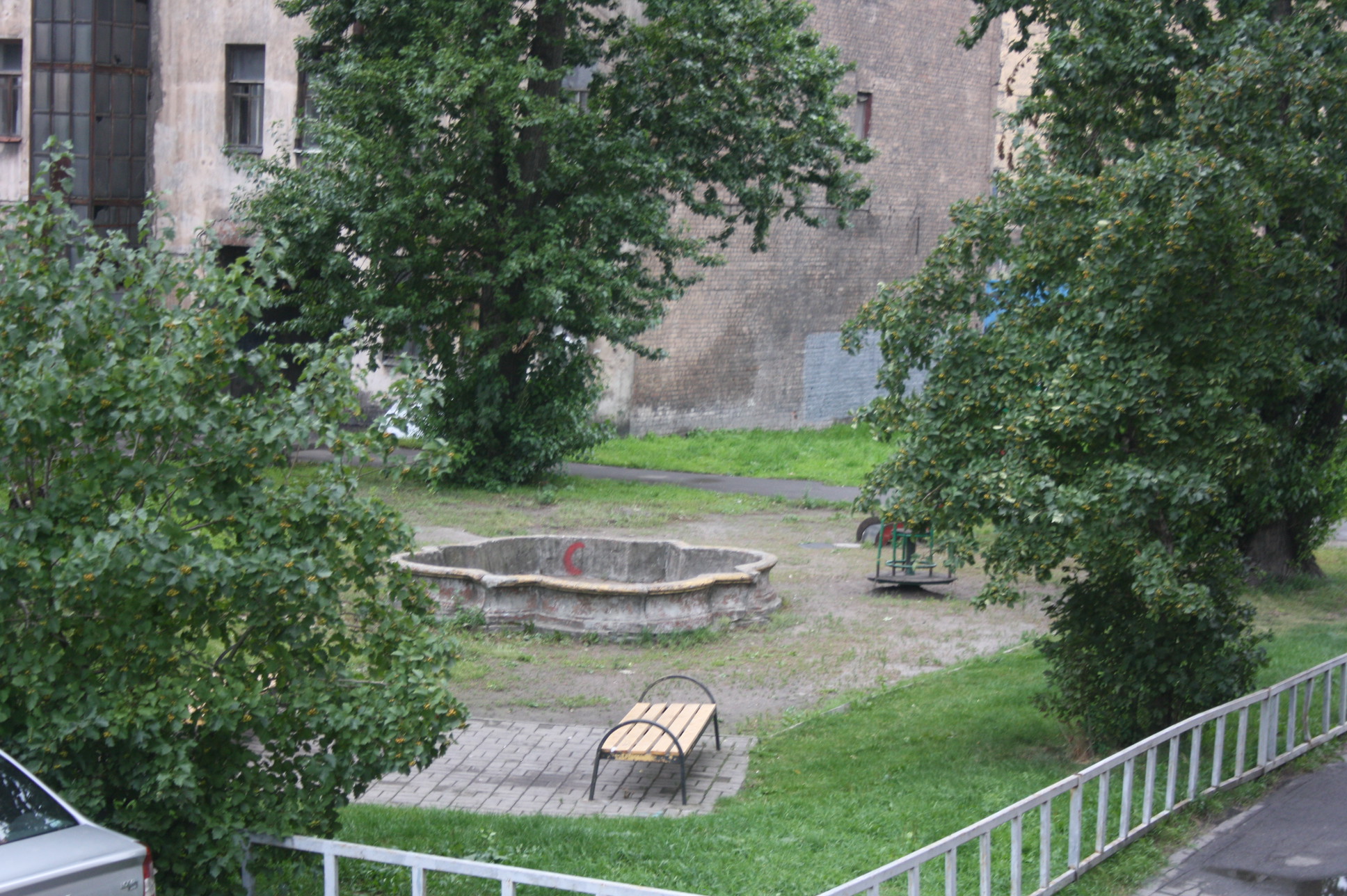 Фонтан во дворе на Шкапина