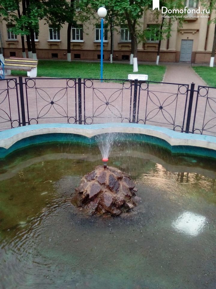 Фонтан во дворе дома на Решетникова