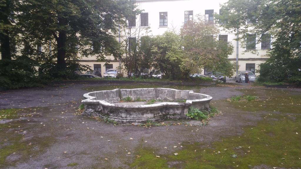 Фонтан во дворе на Невском