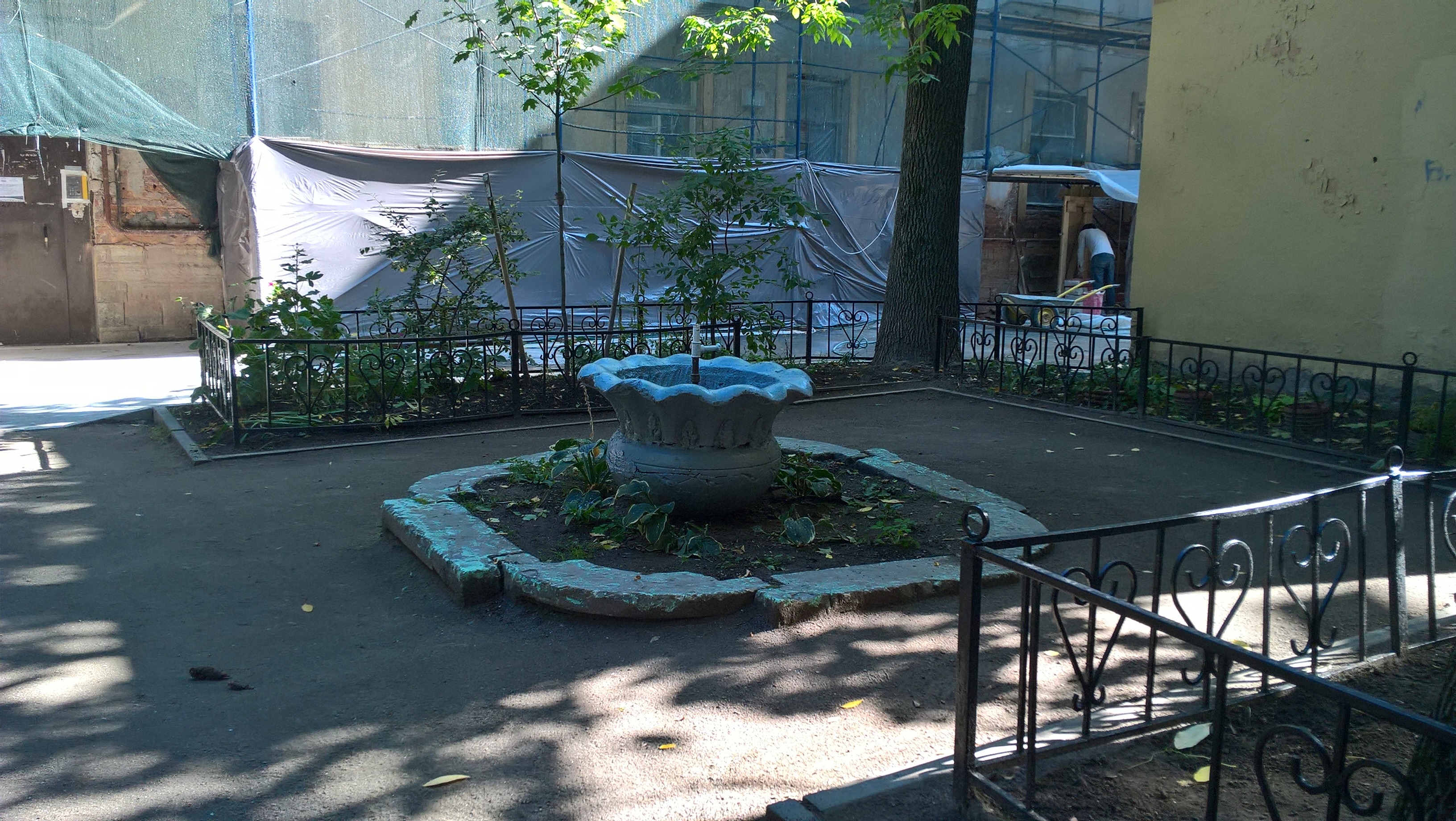 Фонтан во дворе на Шпалерной