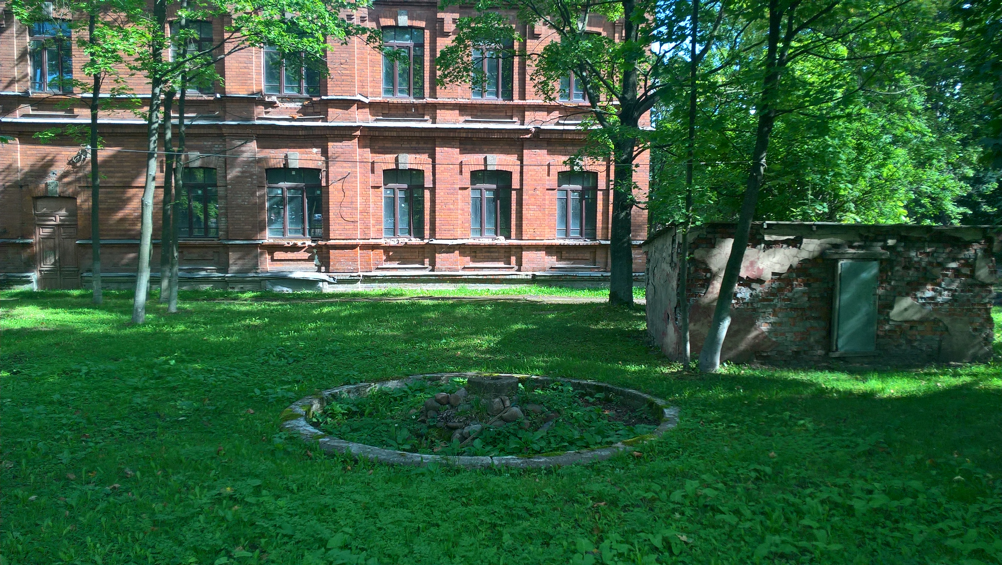 Фонтан перед военным госпиталем МВД