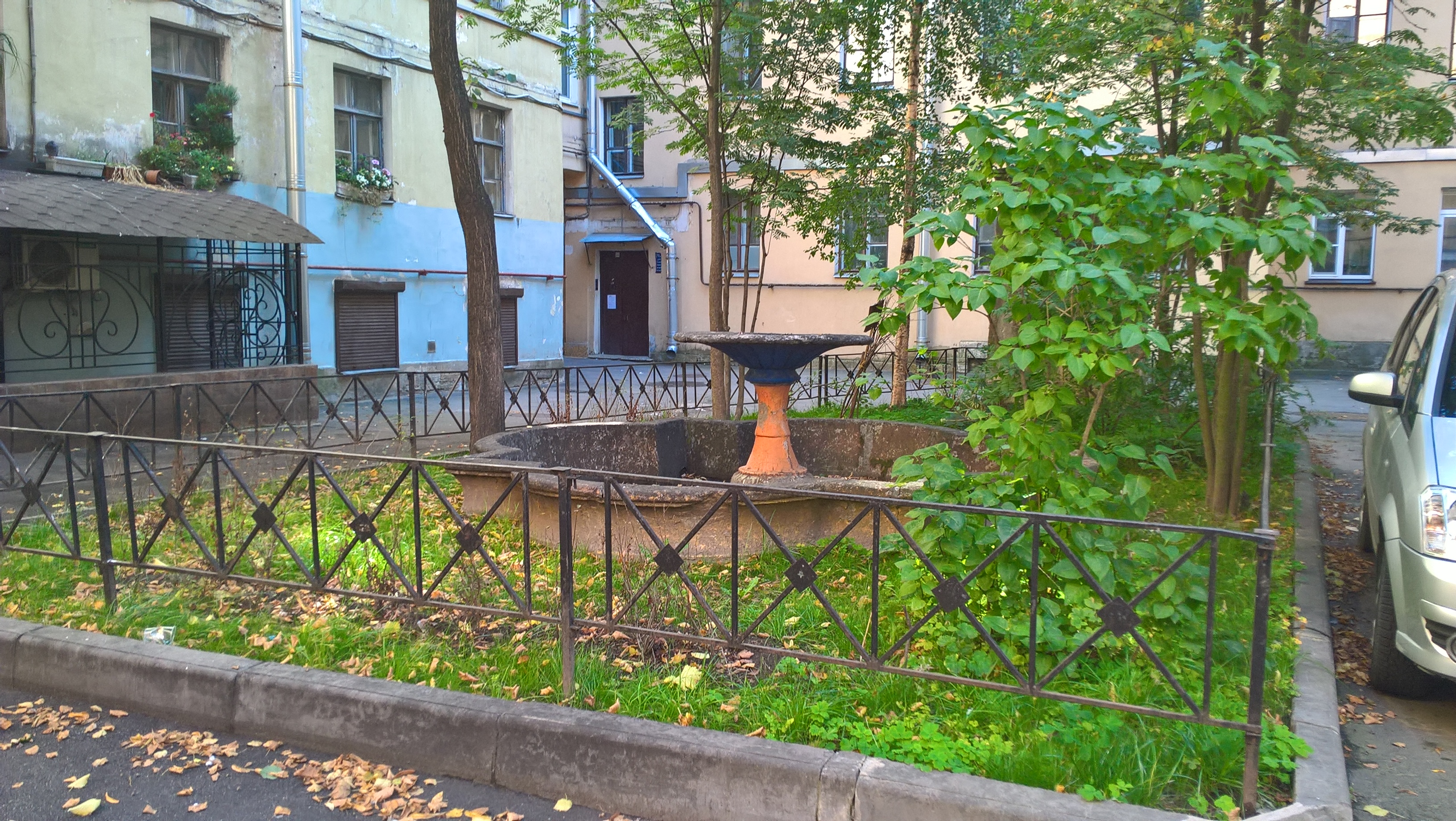 Фонтан во дворе дома церкви Рожд. Христова